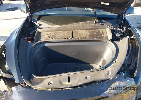 2024 Tesla Model Y Long Range Dual Motor All-Wheel Drive z USA, uszkodzony, nr VIN 7SAYGAEE4RF180691